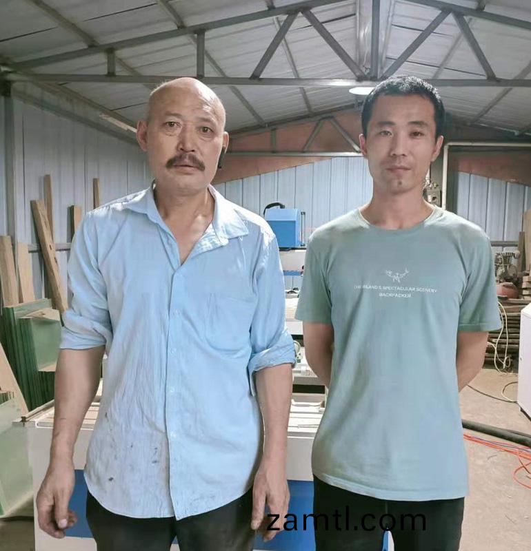 廣西桺州1325一(yi)拕四木工鵰(diao)刻(ke)機(ji)(圖2)