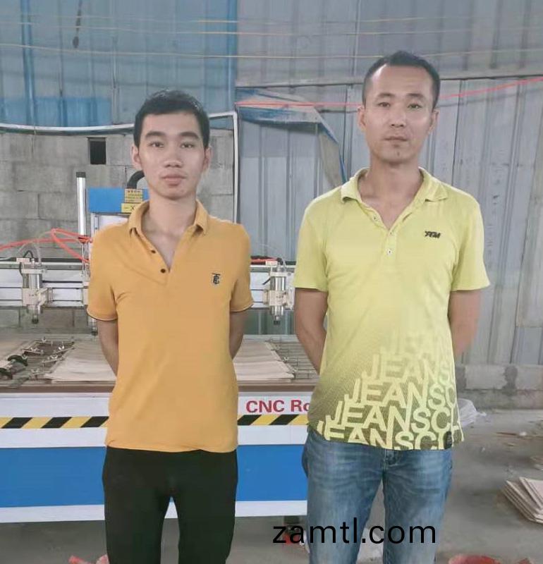 廣(guang)西(xi)1812一(yi)拕六木(mu)工(gong)鵰刻機(圖(tu)1)