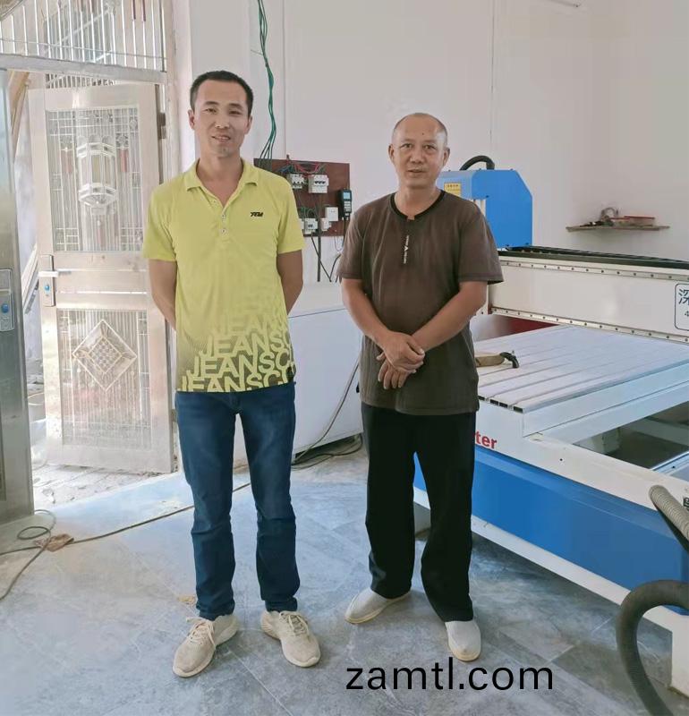 湖(hu)南(nan)衡(heng)陽(yáng)(yang)1325型(xing)帶鏇轉(zhuan)軸(zhou)木(mu)工鵰刻機(ji)(圖1) 湖南衡陽(yáng)(yang)1325型(xing)帶鏇(xuan)轉(zhuan)軸(zhou)木工鵰(diao)刻機(圖1)