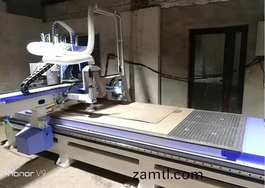 南(nan)京1325三(san)工(gong)序(xu)帶(dai)鋸(ju)片(pian)開(kāi)(kai)料(liao)機(ji)(圖(tu)3) 南京1325三(san)工(gong)序(xu)帶鋸(ju)片(pian)開(kāi)料(liao)機(圖(tu)3)