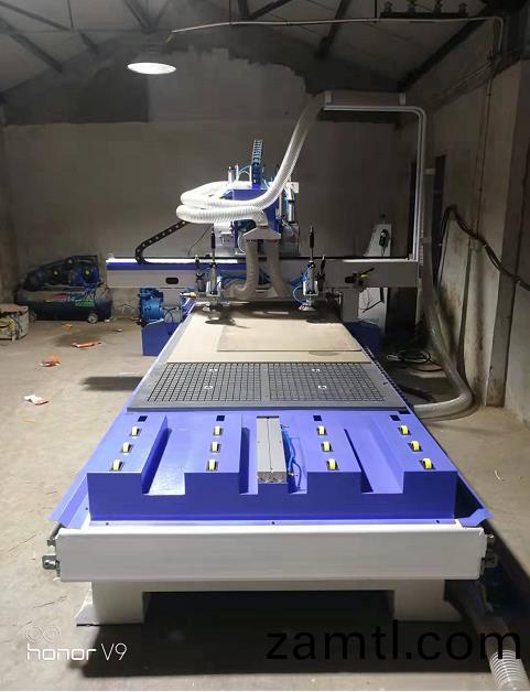 南(nan)京(jing)1325三(san)工(gong)序(xu)帶(dai)鋸片開(kāi)料(liao)機(圖(tu)2) 南京1325三(san)工(gong)序帶(dai)鋸(ju)片(pian)開(kāi)(kai)料機(ji)(圖(tu)2)