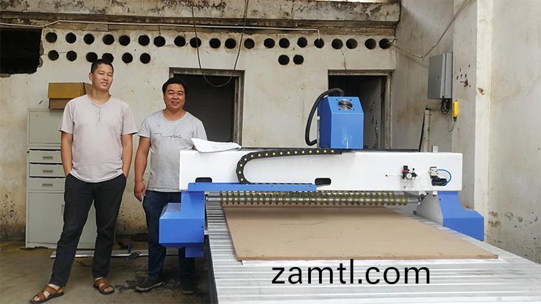 雲(yun)南1325木工(gong)數(shu)控(kong)鵰(diao)刻(ke)機帶壓桿(gan)(圖1)